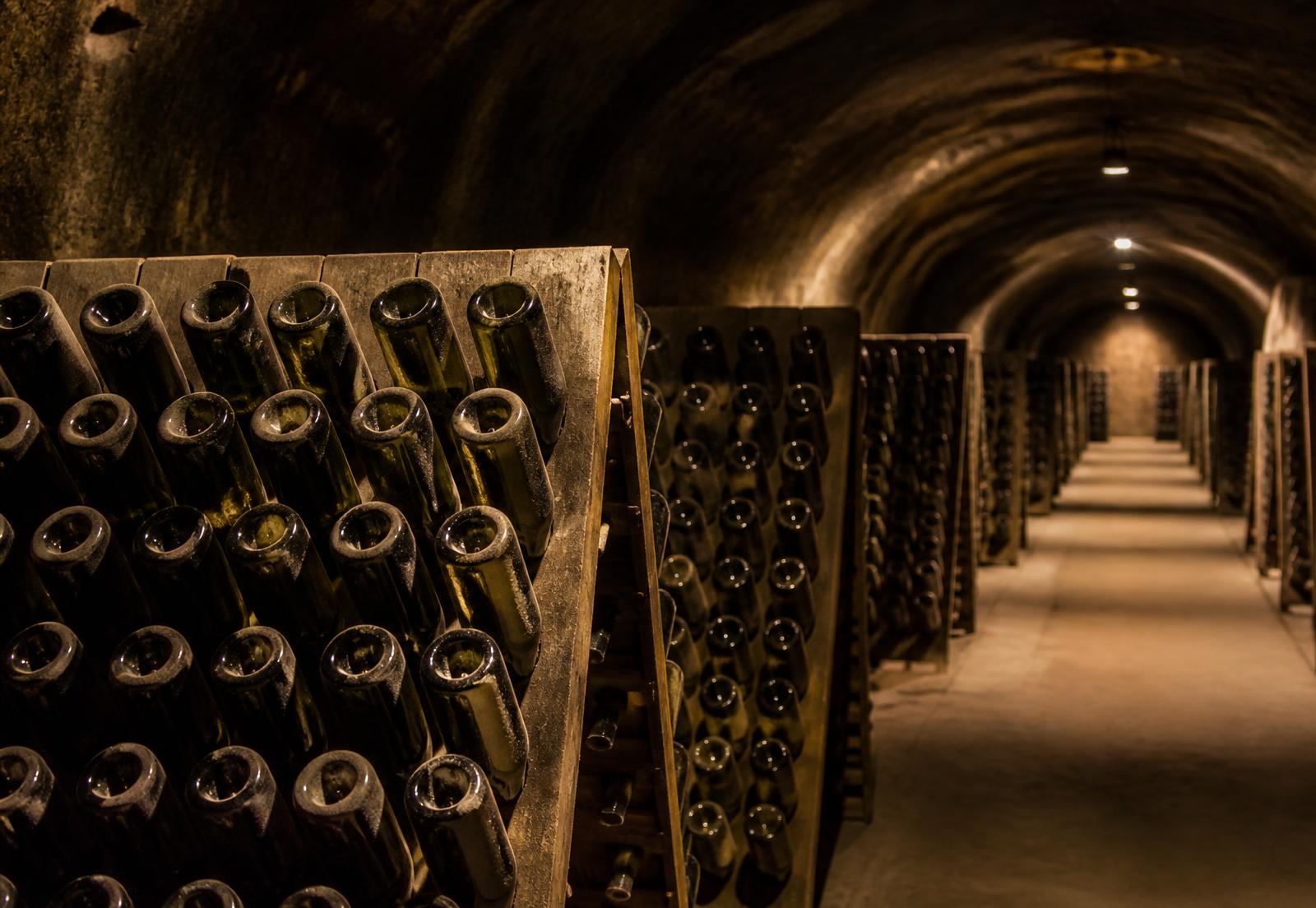 Cave de vieillissement avec pupitres de remuage