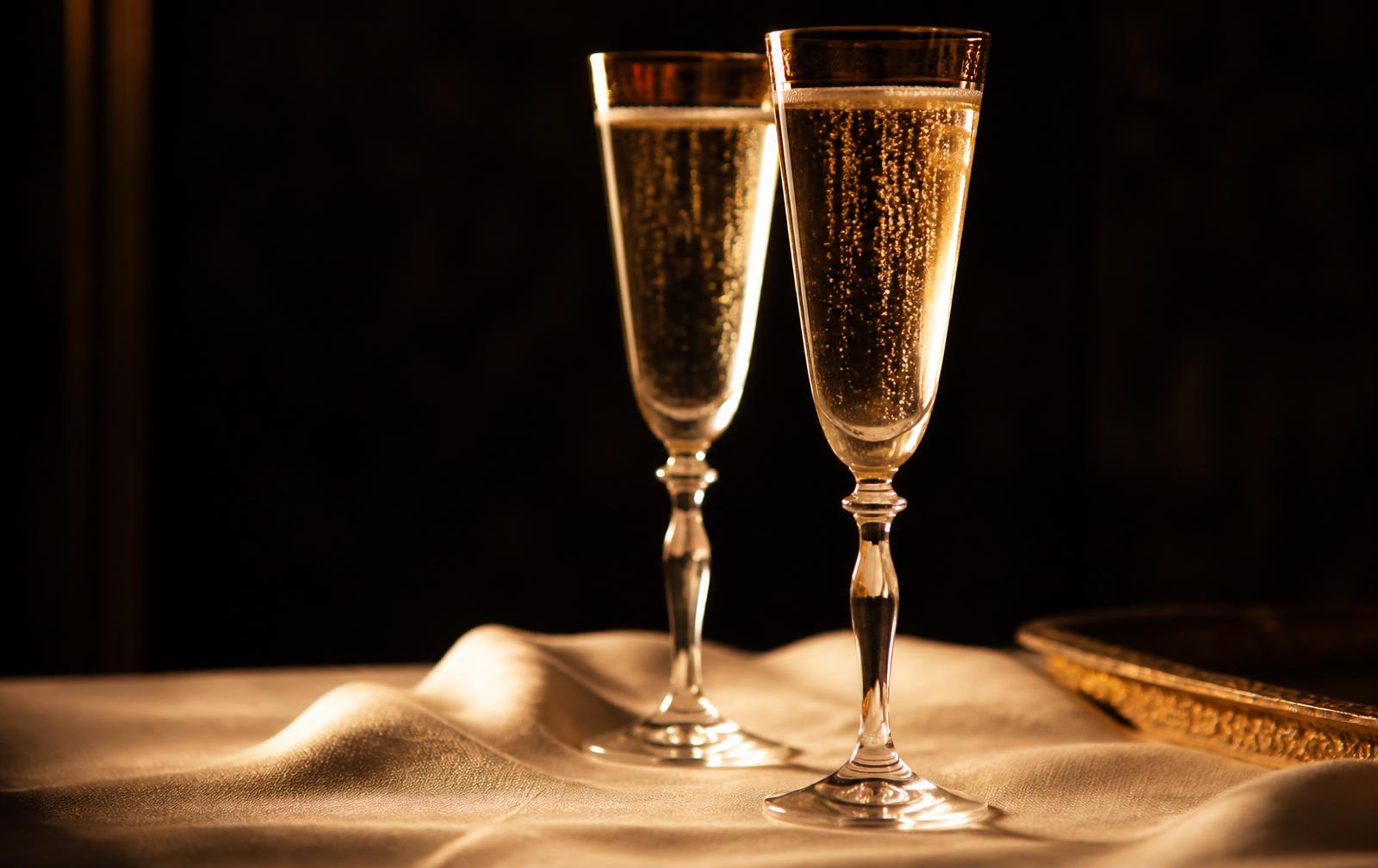 Deux coupes de champagne en lumière rasante