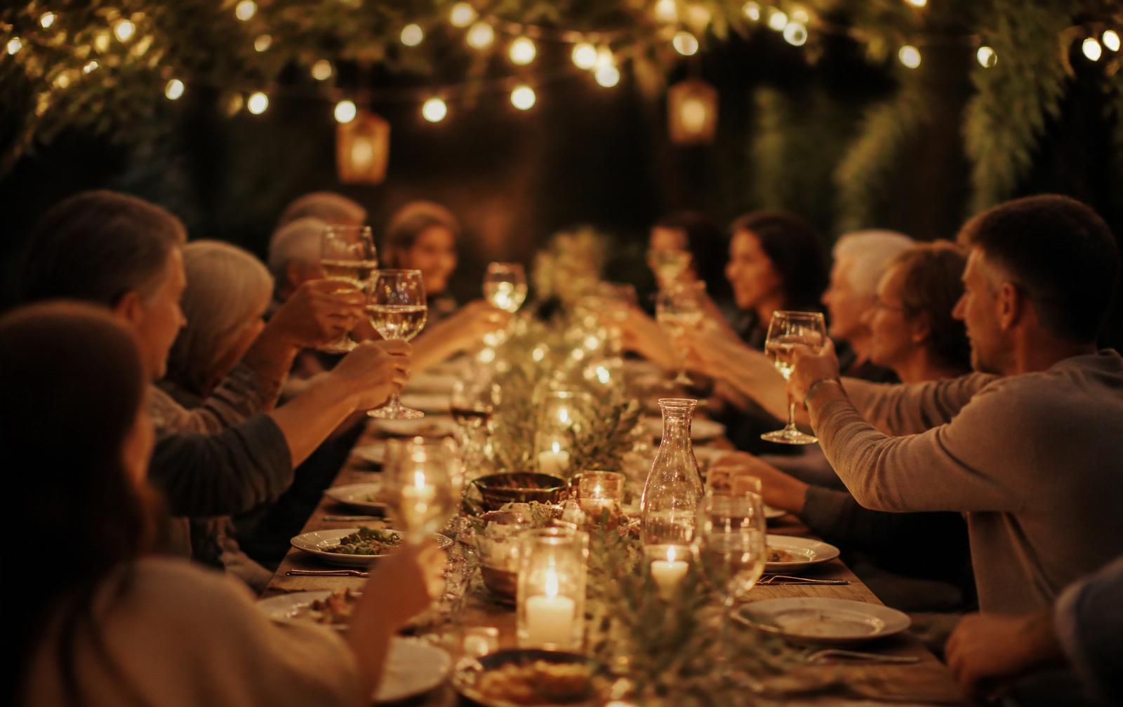 Table familiale en extérieur, coupes de champagne levées